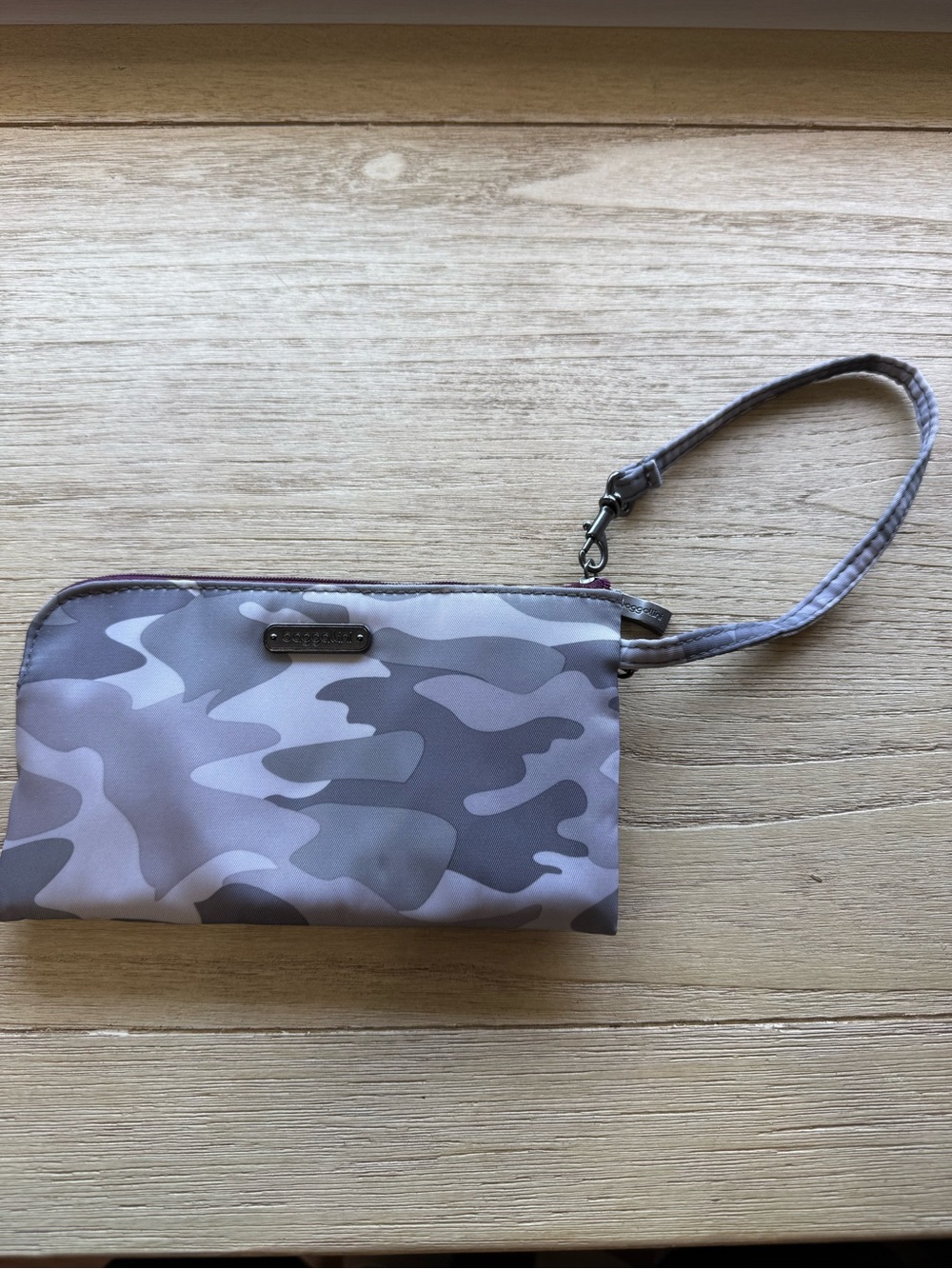 NWOT baggallini Wristlet